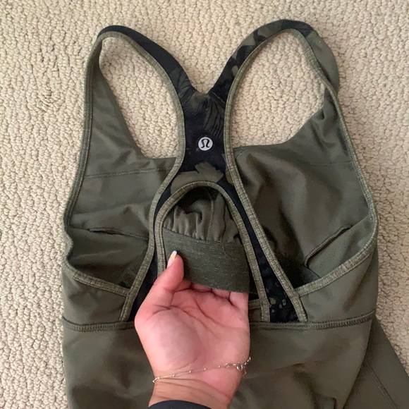 Lulu workout top - Picture 2 of 5